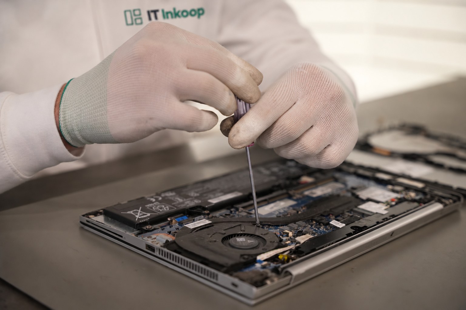 Technicus werkt aan een geopende laptop bij ITinkoop.nl